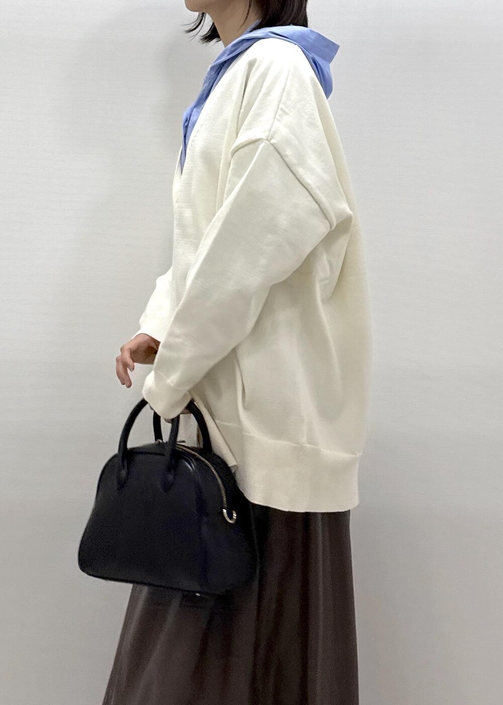 ブラウン系のスカート、ブラック系のパンプス、ブルー系のシャツ/ブラウスを着用したレディースの秋コーディネートの3枚目の写真