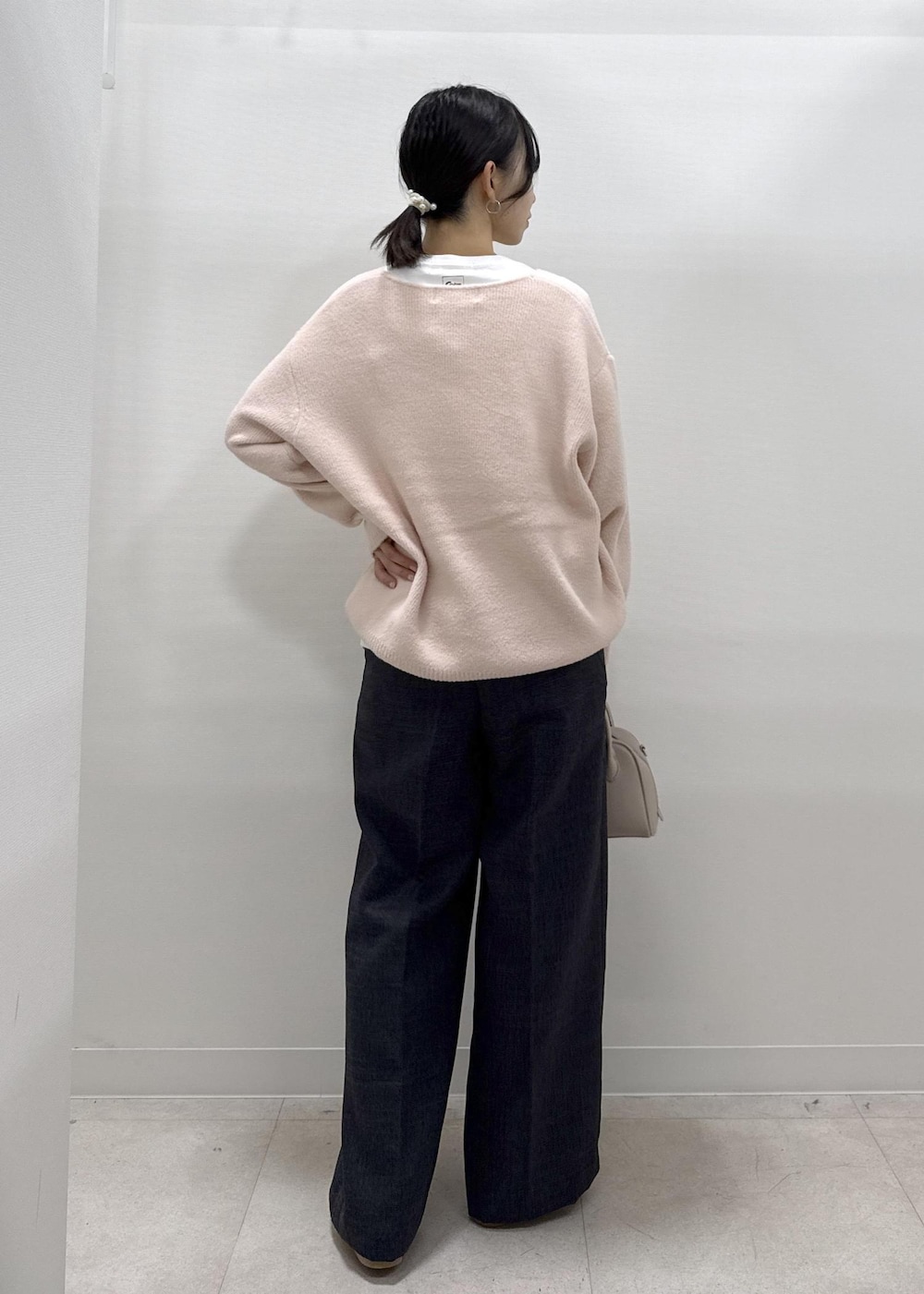 ホワイト系のパンプス、ピンク系のニット/セーター、ホワイト系のTシャツ/カットソーを着用したレディースの秋コーディネートの7枚目の写真