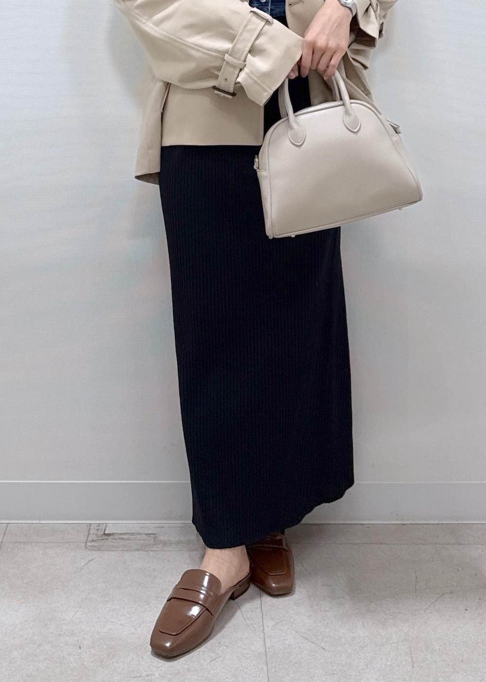 「初春コーデ、春コーデ、お出かけコーデ、旅行コーデ、女子会コーデ、大人カジュアル、レイヤード、スカートスタイル、カジュアルコーデ、シンプルコーデ、ROPÉ PICNIC、ウェーブ、ブルべ冬、乾燥、低身長」｜「ROPE' PICNICの【新色追加】小柄さん向けサイズあり/トタンテレコアイラインスカート（スカート、ブラック系）」を使った、ののさん（レディース・151cm）の春コーディネートの10枚目の写真