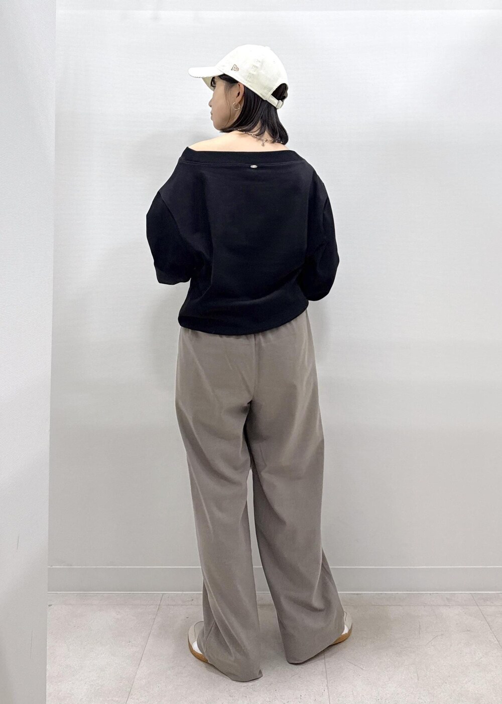 ベージュ系のその他パンツ、ブラック系のスウェット、ブラウン系のショルダーバッグを着用したレディースの秋コーディネートの5枚目の写真