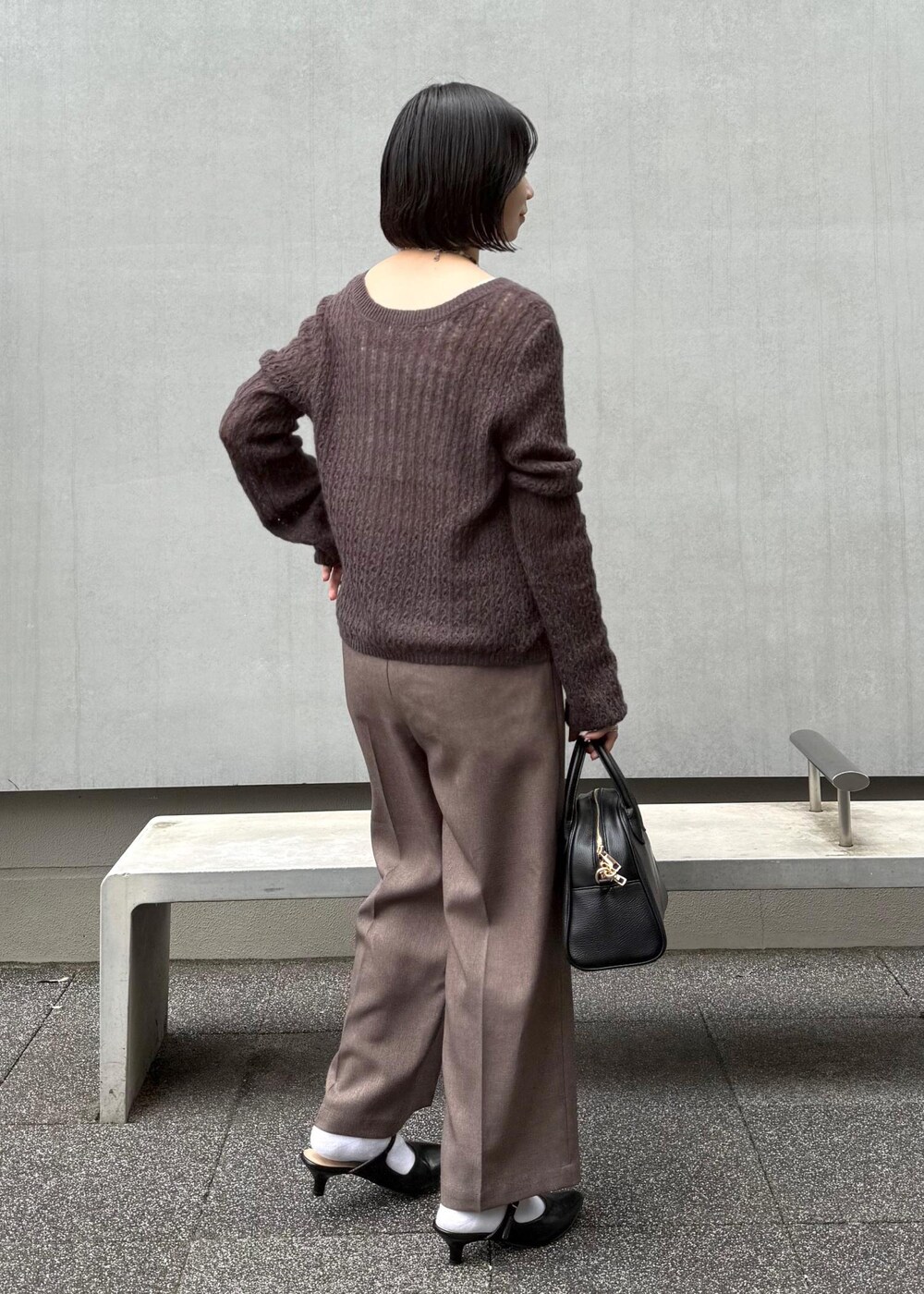 ブラウン系のカーディガン/ボレロ、ベージュ系のスラックス、ブラック系のボストンバッグを着用したレディースの秋コーディネートの7枚目の写真