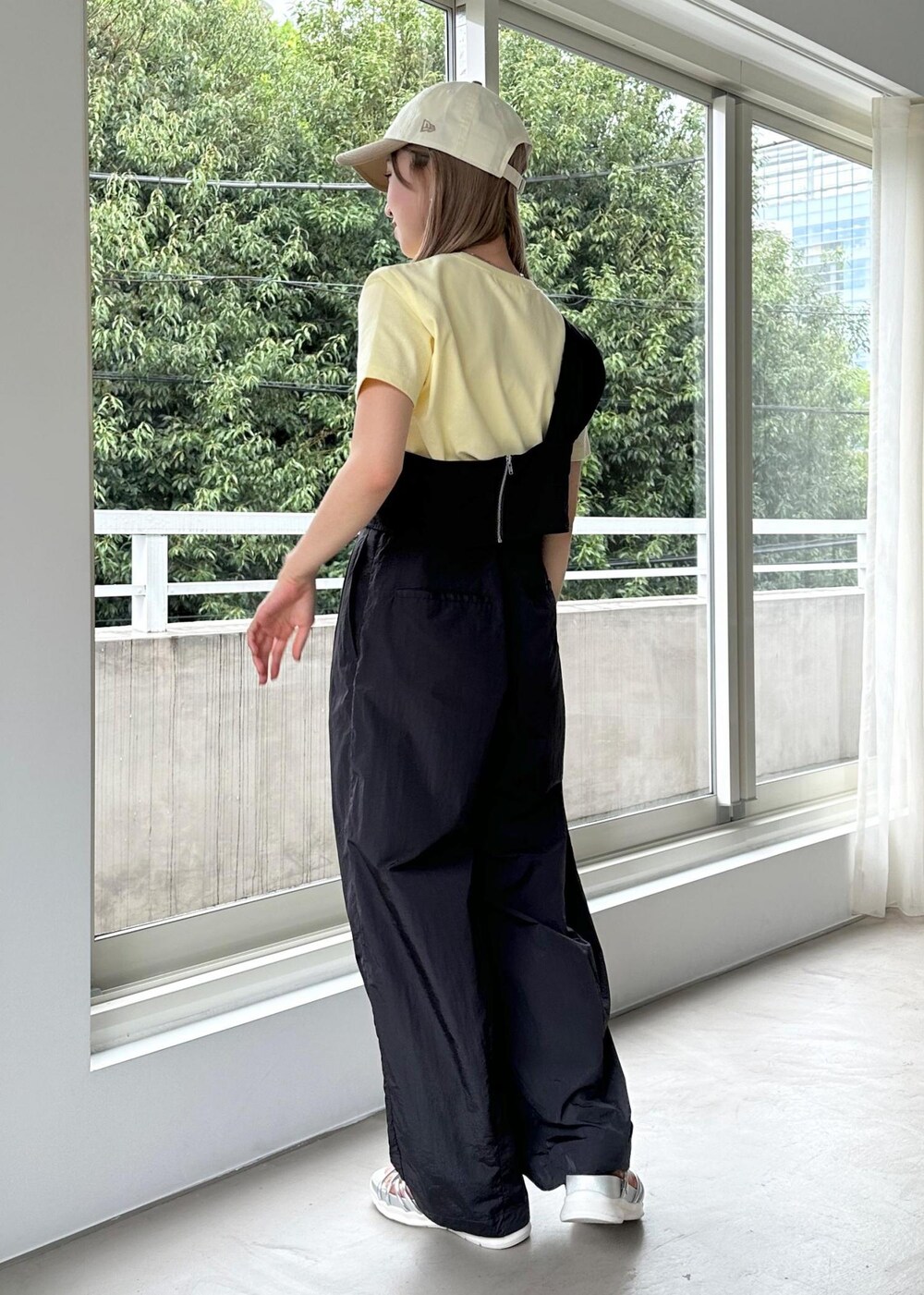 シルバー系のサンダル、グレー系のベスト、イエロー系のTシャツ/カットソーを着用したレディースの春コーディネートの3枚目の写真