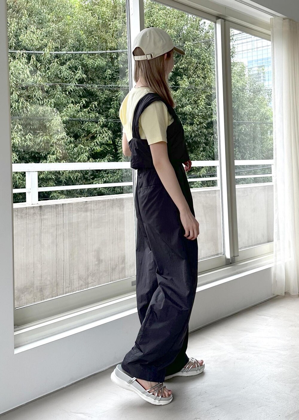 シルバー系のサンダル、グレー系のベスト、イエロー系のTシャツ/カットソーを着用したレディースの春コーディネートの7枚目の写真