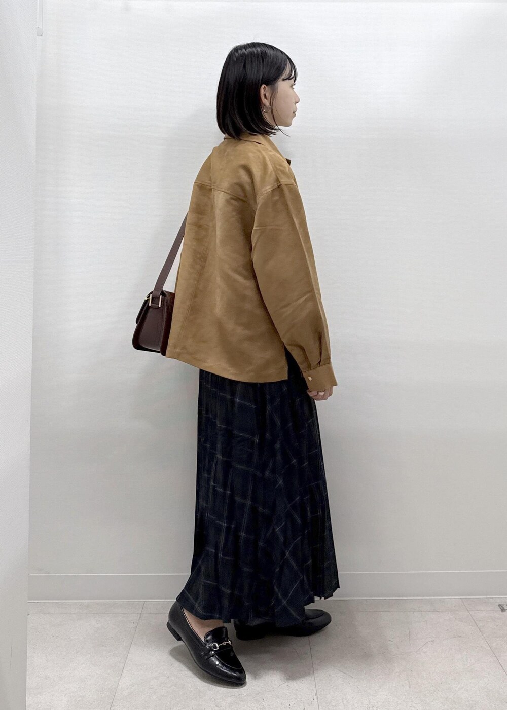 グリーン系のスカート、ホワイト系のシャツ/ブラウス、ブラウン系のシャツ/ブラウスを着用したレディースの秋コーディネートの8枚目の写真