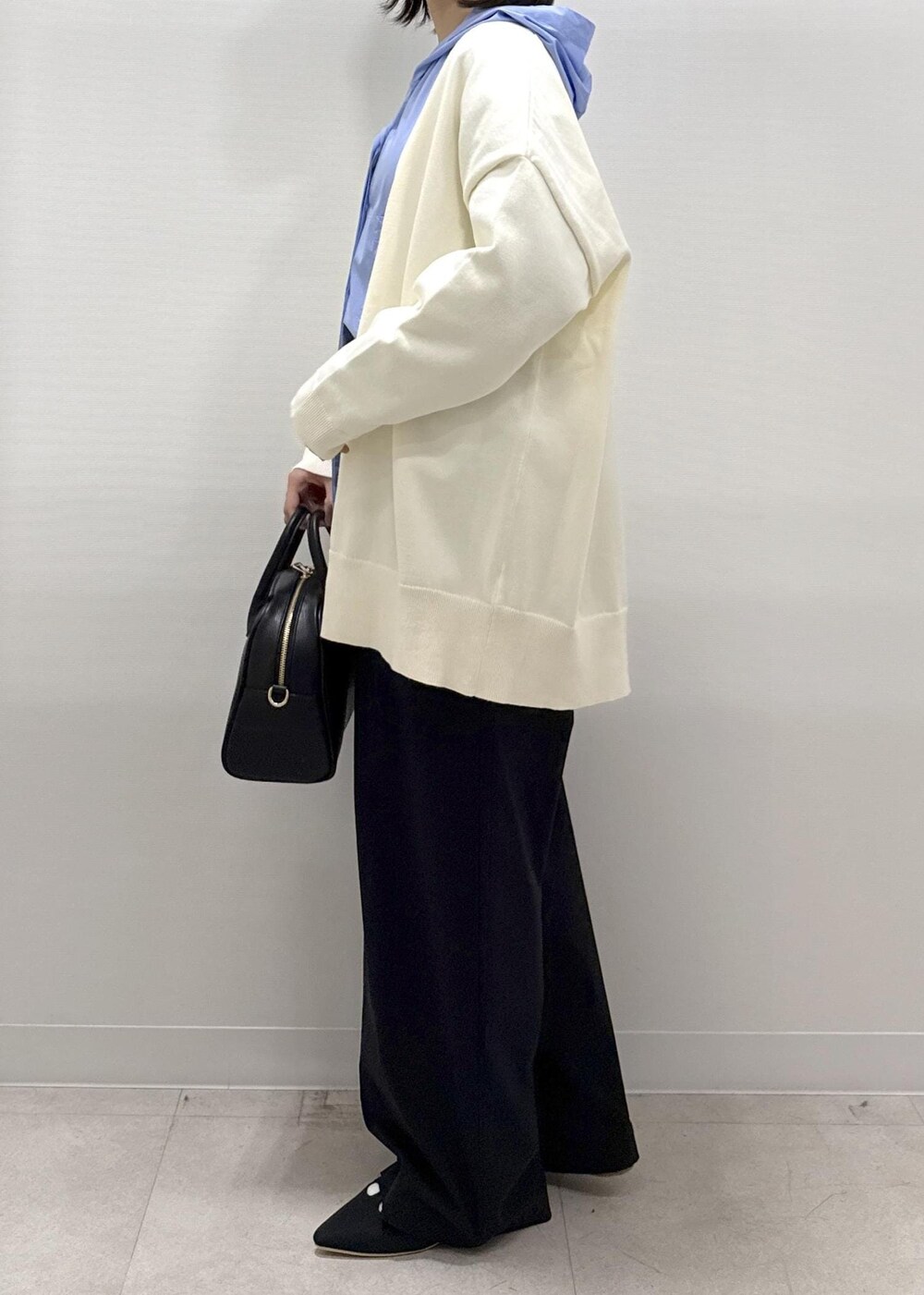 ブラック系のその他パンツ、ブラック系のパンプス、ブルー系のシャツ/ブラウスを着用したレディースの秋コーディネートの7枚目の写真