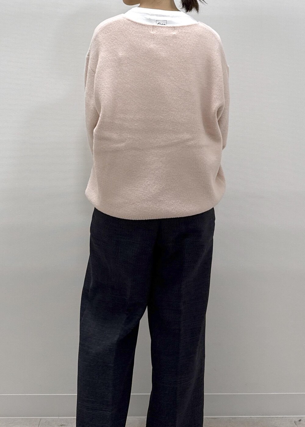 ホワイト系のパンプス、ピンク系のニット/セーター、ホワイト系のTシャツ/カットソーを着用したレディースの秋コーディネートの5枚目の写真