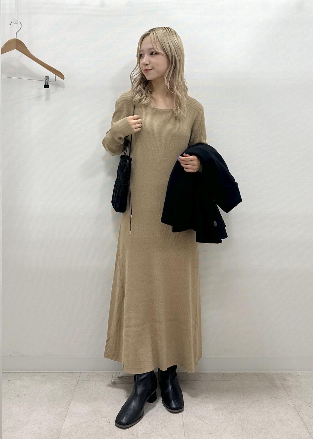 「ニットワンピース、ニットワンピースコーデ、ニットワンピ、秋コーデ、初冬コーデ、冬コーデ、デートコーデ、お出かけコーデ、女子会コーデ、フェミニンコーデ、シンプルコーデ、きれいめコーデ、ROPÉ PICNIC、ウェーブ、ブルべ冬」｜「ROPE' PICNICのラメリブニットワンピース（ワンピース、ベージュ系）」を使った、ののさん（レディース・151cm）の秋コーディネートの2枚目の写真