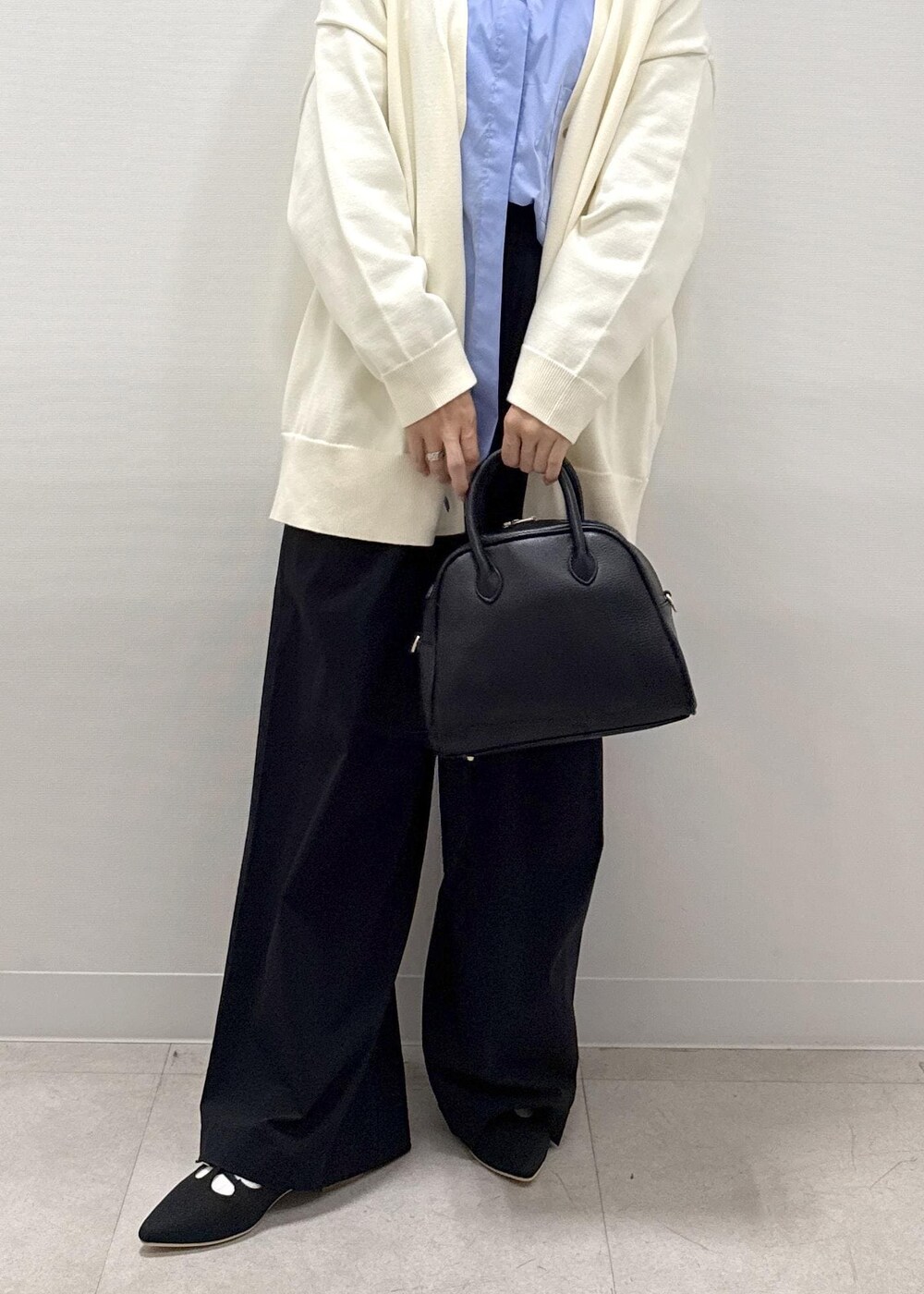 ブラック系のその他パンツ、ブラック系のパンプス、ブルー系のシャツ/ブラウスを着用したレディースの秋コーディネートの8枚目の写真