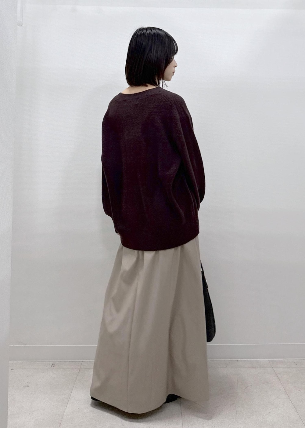 ベージュ系のスカート、ブラウン系のカーディガン/ボレロ、ブラック系のローファーを着用したレディースの秋コーディネートの10枚目の写真