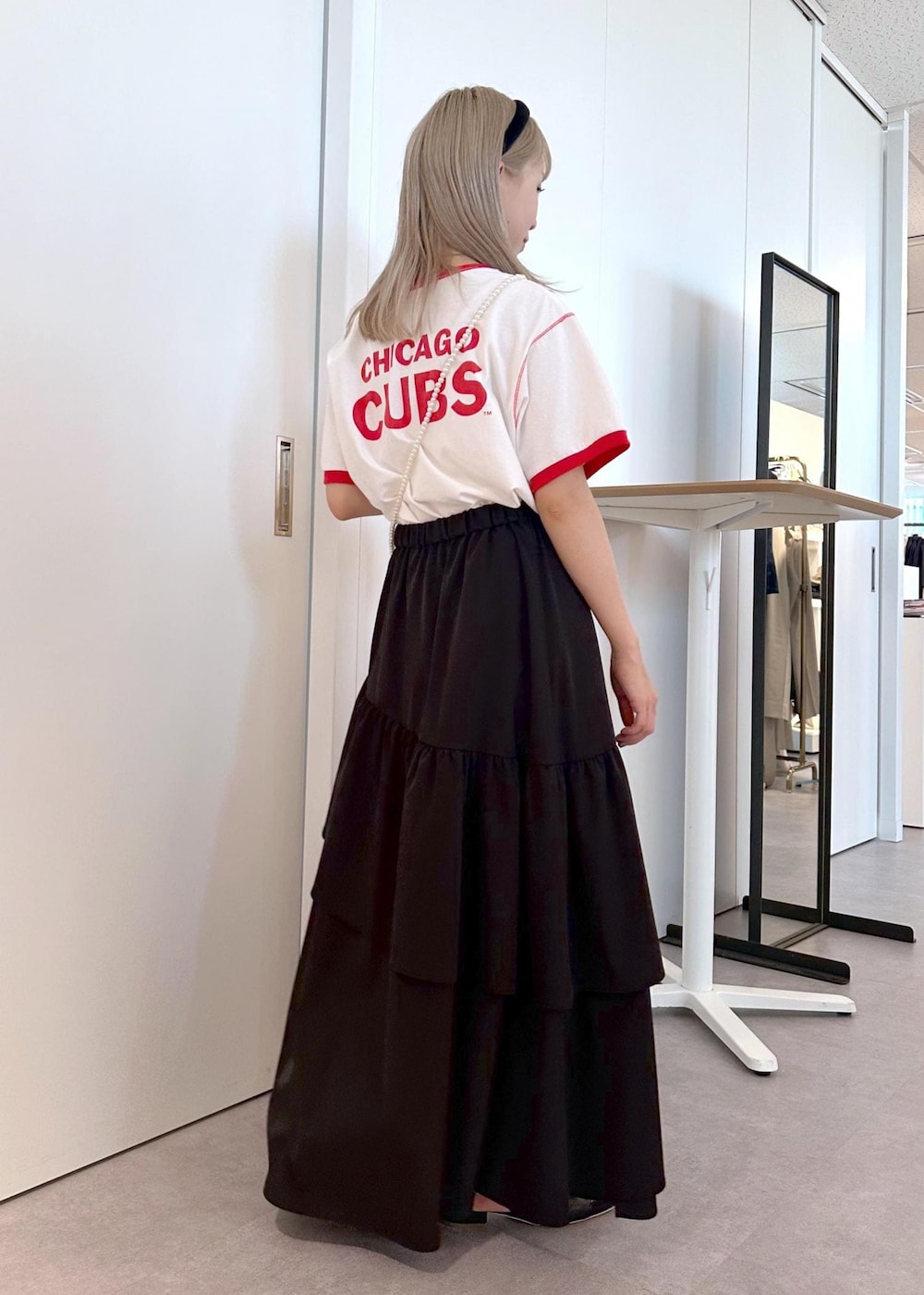 「ブラック、ミニ、スクエア、ホワイト、プルオーバー、Tシャツ、レッド、ロゴ、半袖、クルーネック、五分袖、ロング、フレア、フリル、ティアード」｜「ROPE' PICNICのパールマイクロミニショルダーバッグ（ショルダーバッグ、ホワイト系）」を使った、ののさん（レディース・151cm）の秋コーディネートの6枚目の写真