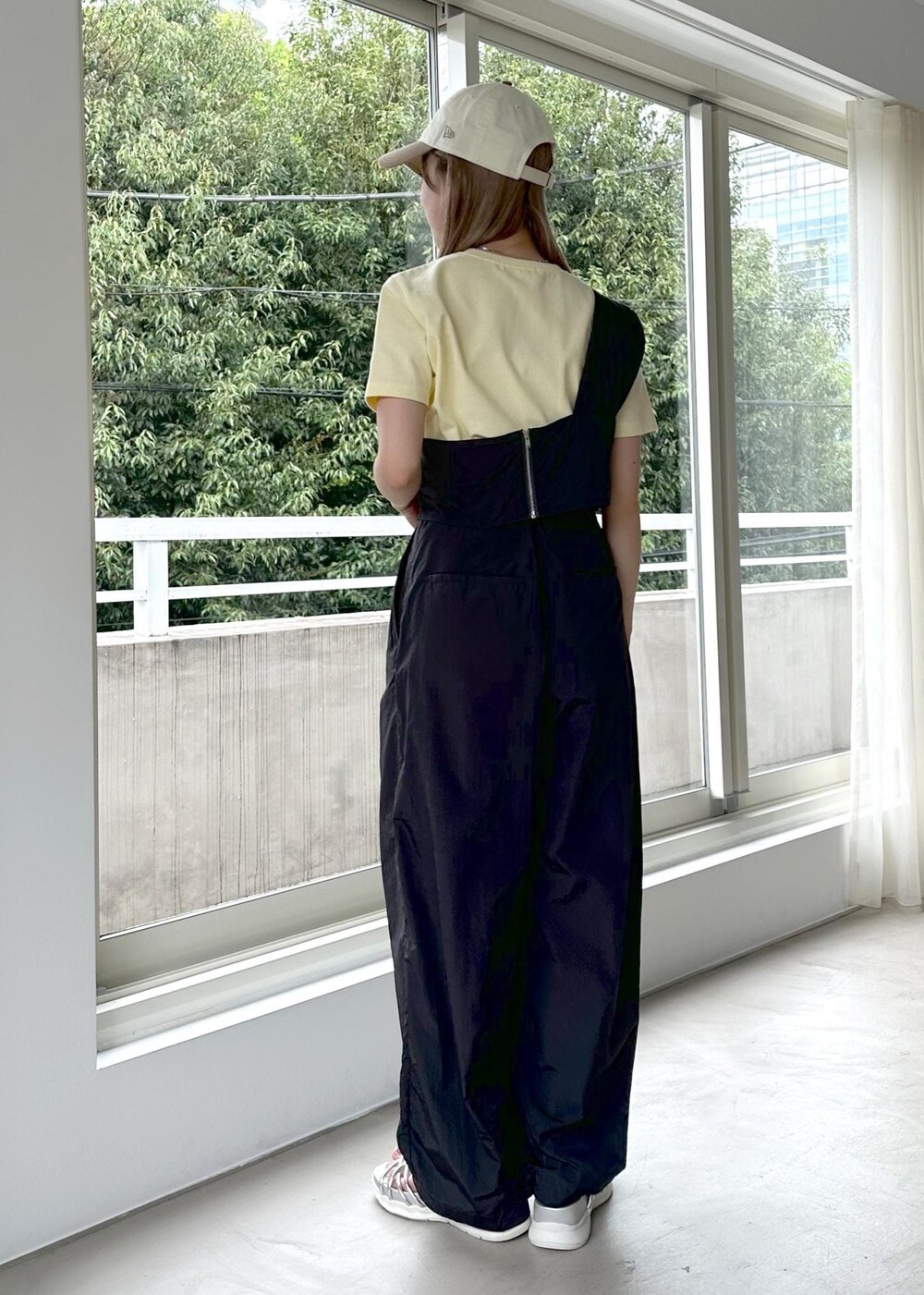 シルバー系のサンダル、グレー系のベスト、イエロー系のTシャツ/カットソーを着用したレディースの春コーディネートの4枚目の写真