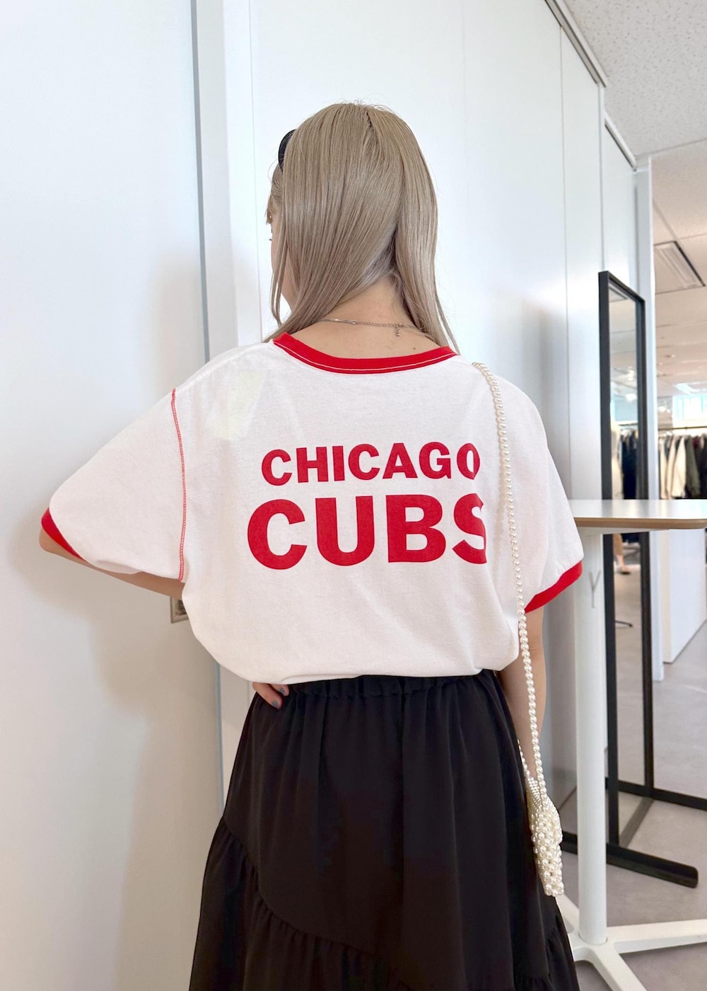 「ブラック、ミニ、スクエア、ホワイト、プルオーバー、Tシャツ、レッド、ロゴ、半袖、クルーネック、五分袖、ロング、フレア、フリル、ティアード」｜「ROPE' PICNICのパールマイクロミニショルダーバッグ（ショルダーバッグ、ホワイト系）」を使った、ののさん（レディース・151cm）の秋コーディネートの9枚目の写真