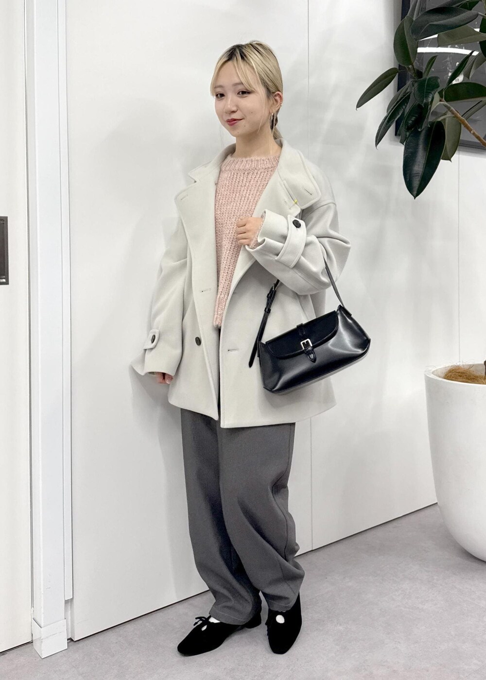 「初春コーデ、冬コーデ、デートコーデ、お出かけコーデ、女子会コーデ、大人カジュアル、パンツスタイル、体型カバー、シンプルコーデ、ROPÉ PICNIC、ウェーブ、ブルべ冬、乾燥、低身長、トップス」｜「ROPE' PICNICの【一部店舗限定:ダークグリーン】スリムベルトワンショルダーバッグ（ショルダーバッグ、ブラック系）」を使った、ののさん（レディース・151cm）の冬コーディネートの9枚目の写真