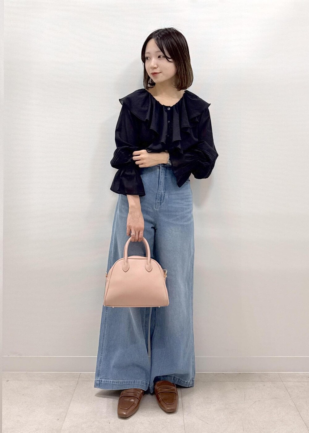 「初春コーデ、春コーデ、デートコーデ、お出かけコーデ、旅行コーデ、女子会コーデ、大人カジュアル、パンツスタイル、カジュアルコーデ、ベーシック、ROPÉ PICNIC、ウェーブ、ブルべ冬、乾燥、低身長」｜「ROPE' PICNICの【軽量】旅するボストンバッグ ソフトシンセティックレザーボストンバッグ（ボストンバッグ、ピンク系）」を使った、ののさん（レディース・151cm）の春コーディネートの3枚目の写真