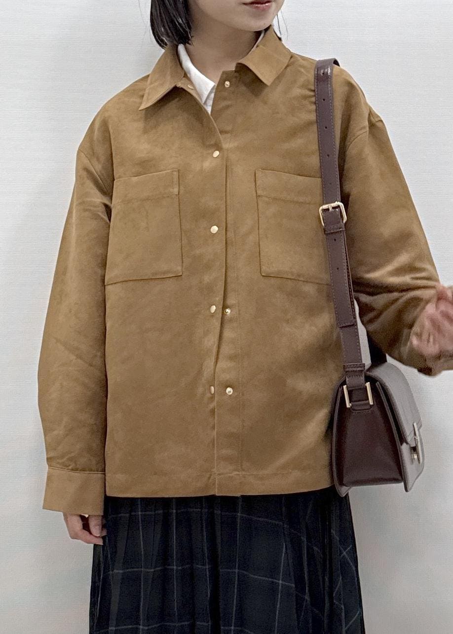 グリーン系のスカート、ホワイト系のシャツ/ブラウス、ブラウン系のシャツ/ブラウスを着用したレディースの秋コーディネートの6枚目の写真