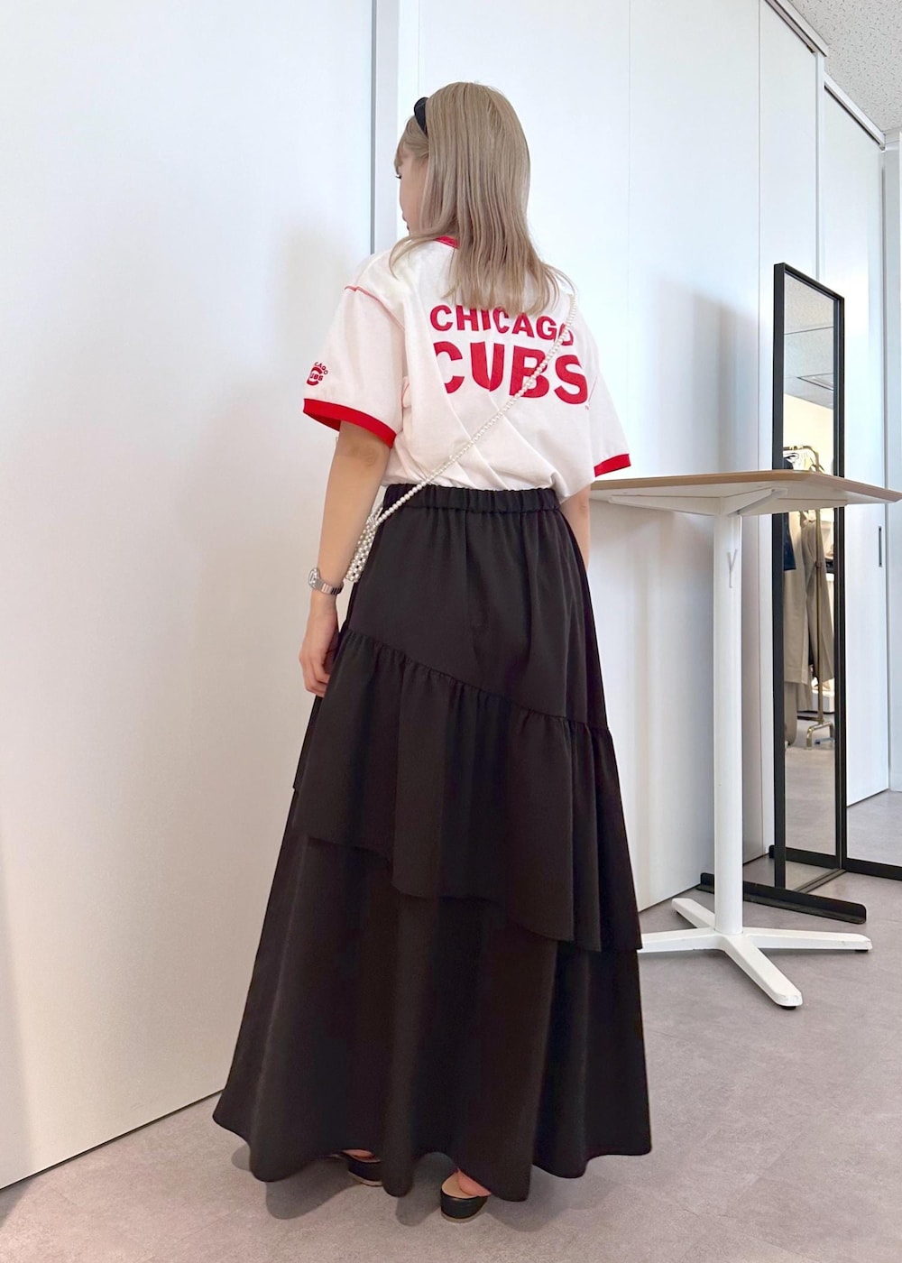 「ブラック、ミニ、スクエア、ホワイト、プルオーバー、Tシャツ、レッド、ロゴ、半袖、クルーネック、五分袖、ロング、フレア、フリル、ティアード」｜「ROPE' PICNICのパールマイクロミニショルダーバッグ（ショルダーバッグ、ホワイト系）」を使った、ののさん（レディース・151cm）の秋コーディネートの4枚目の写真