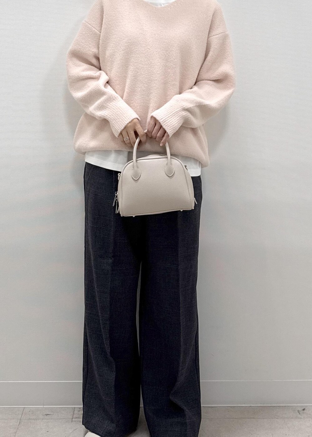 ホワイト系のパンプス、ピンク系のニット/セーター、ホワイト系のTシャツ/カットソーを着用したレディースの秋コーディネートの6枚目の写真