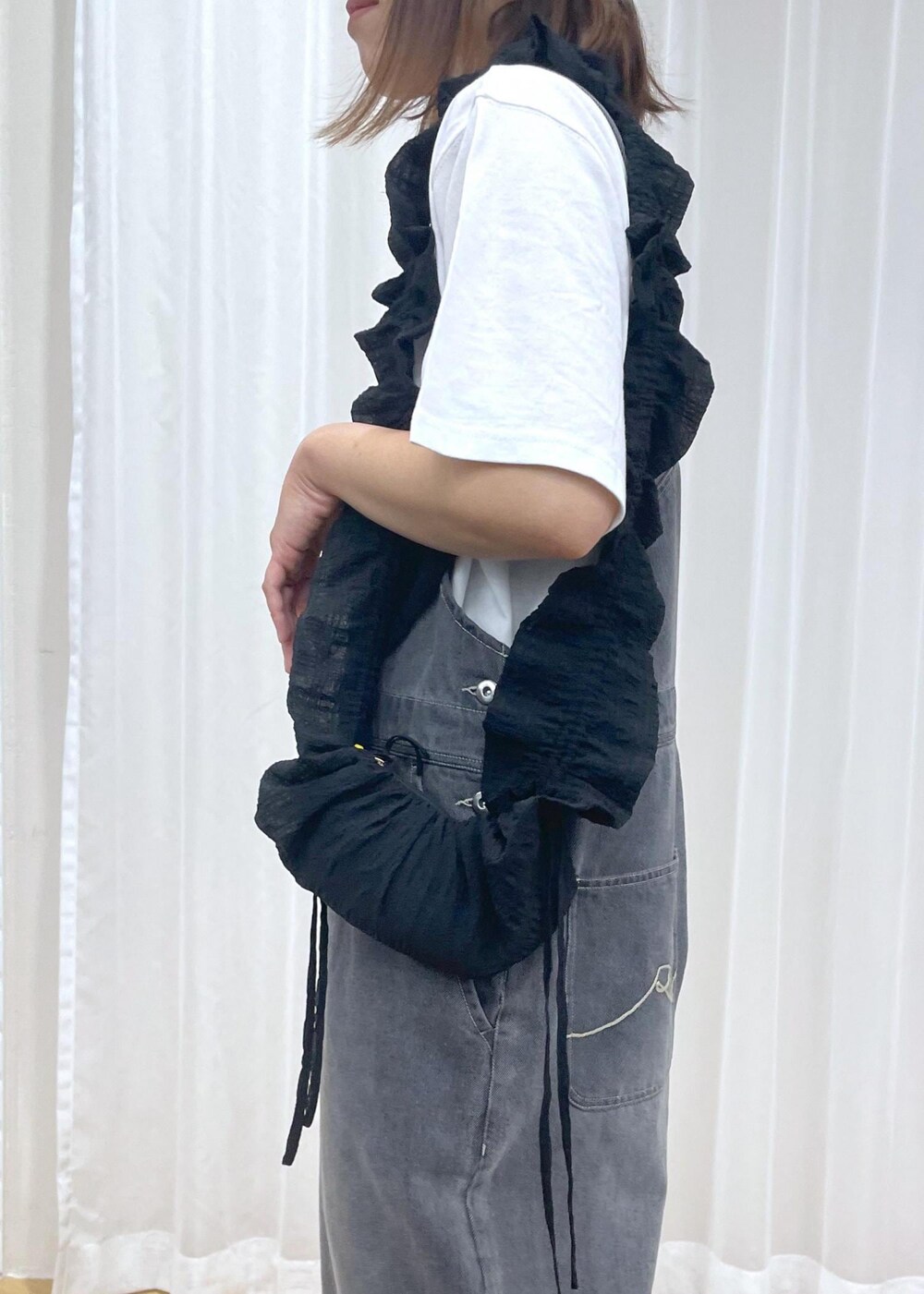 「デニムコーデ、休日コーデ、休日スタイル、Tシャツ、ロゴ、半袖、プリント、デニム、オールインワン、ロールアップ、サロペット、オーバーオール、夏コーデ、初秋コーデ、お出かけコーデ」｜「ROPE' PICNICのフリンジファーフラットサンダル（サンダル、ブラック系）」を使った、Yuriさん（レディース・159cm）の夏コーディネートの8枚目の写真