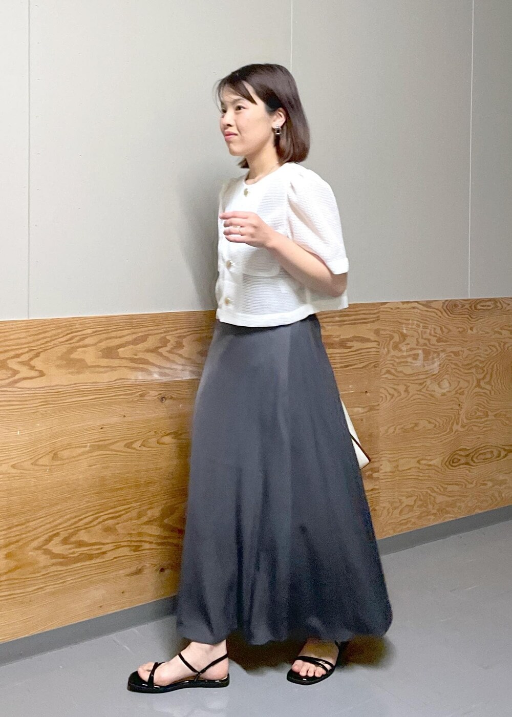 「大人カジュアル、きれいめカジュアル、夏コーデ、お出かけ、お出かけコーデ、デート、デートコーデ、ジャケット、ジャケットコーデ、カーディジャケット、ロングスカート、サテンスカート、サテン、キャンバスバッグ、ハンドバッグ」｜「ROPE' PICNICのキャンバスコンビミドルトート＆ショルダーバッグ（トートバッグ、ホワイト系）」を使った、Yuriさん（レディース・159cm）の春コーディネートの2枚目の写真