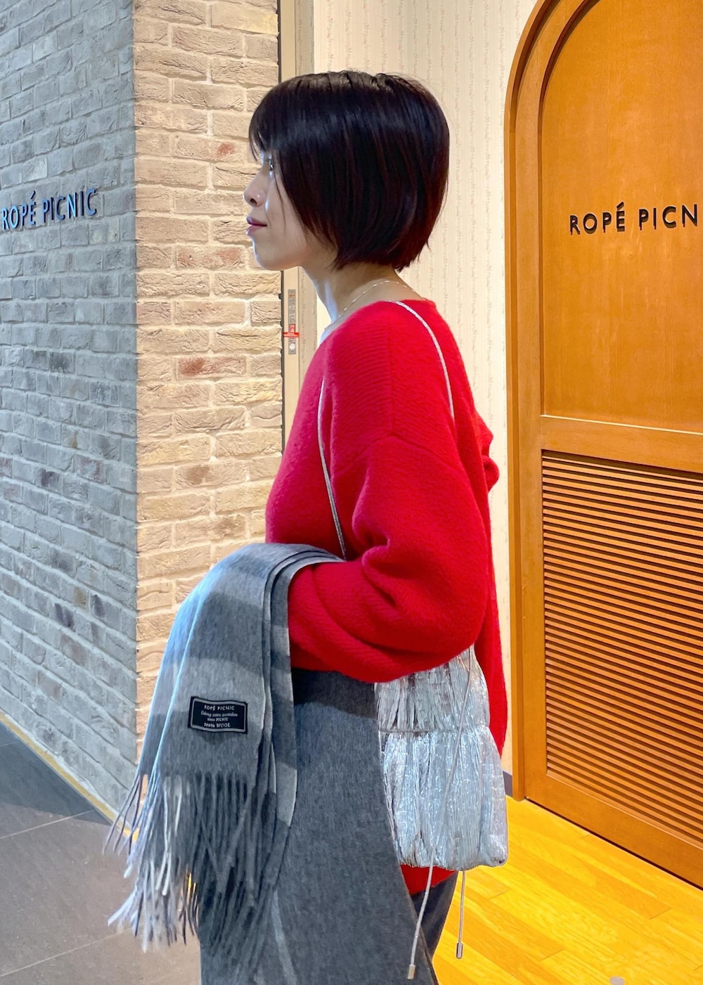 「ニットコーデ、カラーニットコーデ、カラーニット、赤ニット、赤ニットコーデ、もちふわニット、Vネックニット、デニムコーデ、フレアデニム、アンクルブーティ、ワンショルバッグ、シャーリングバッグ、メタリックバッグ、メタリック、ストールコーデ」|「ROPE' PICNICの【WEB限定カラー:ライトグレー】洗濯機OK/もちふわVネックニットプルオーバー(ニット/セーター、レッド系)」を使った、Yuriさん(レディース・159cm)の冬コーディネートの6枚目の写真