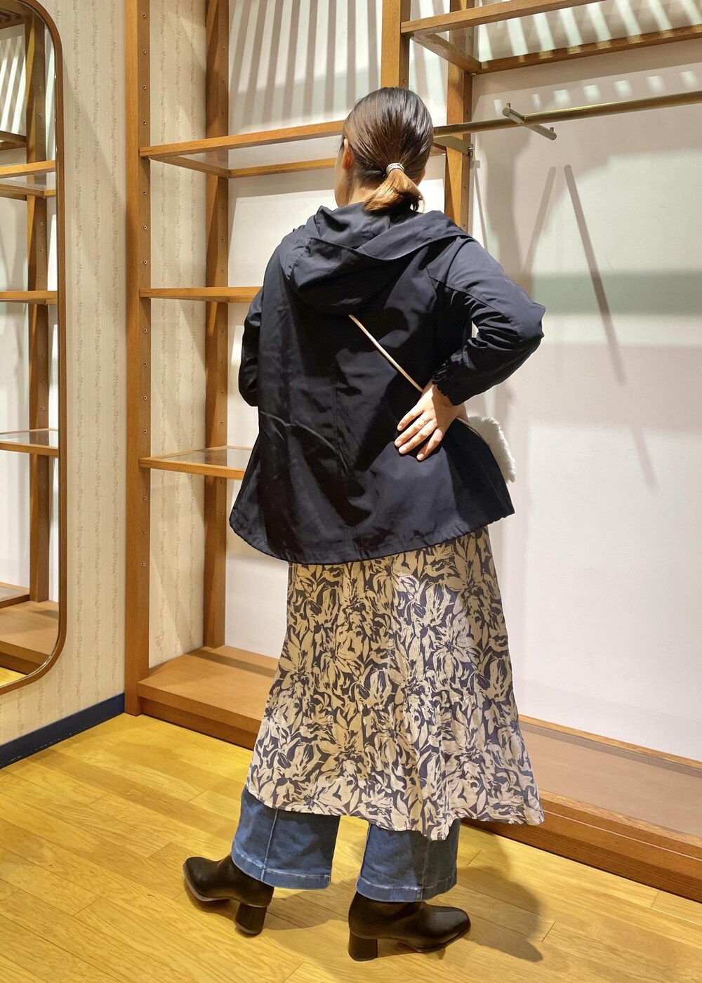 「大人カジュアル、秋コーデ、アクティブ、お出かけコーデ、休日スタイル、ワンピース、花柄ワンピース、花柄、デニム、デニムコーデ、レイヤードスタイル、マウンテンパーカー、マンパコーデ、ブーツ、ショルダーバッグ」｜「ROPE' PICNICの花粉ガード/ライナー付きメモリーツイルマウンテンパーカー（マウンテンパーカー、ブルー系）」を使った、Yuriさん（レディース・159cm）の秋コーディネートの3枚目の写真