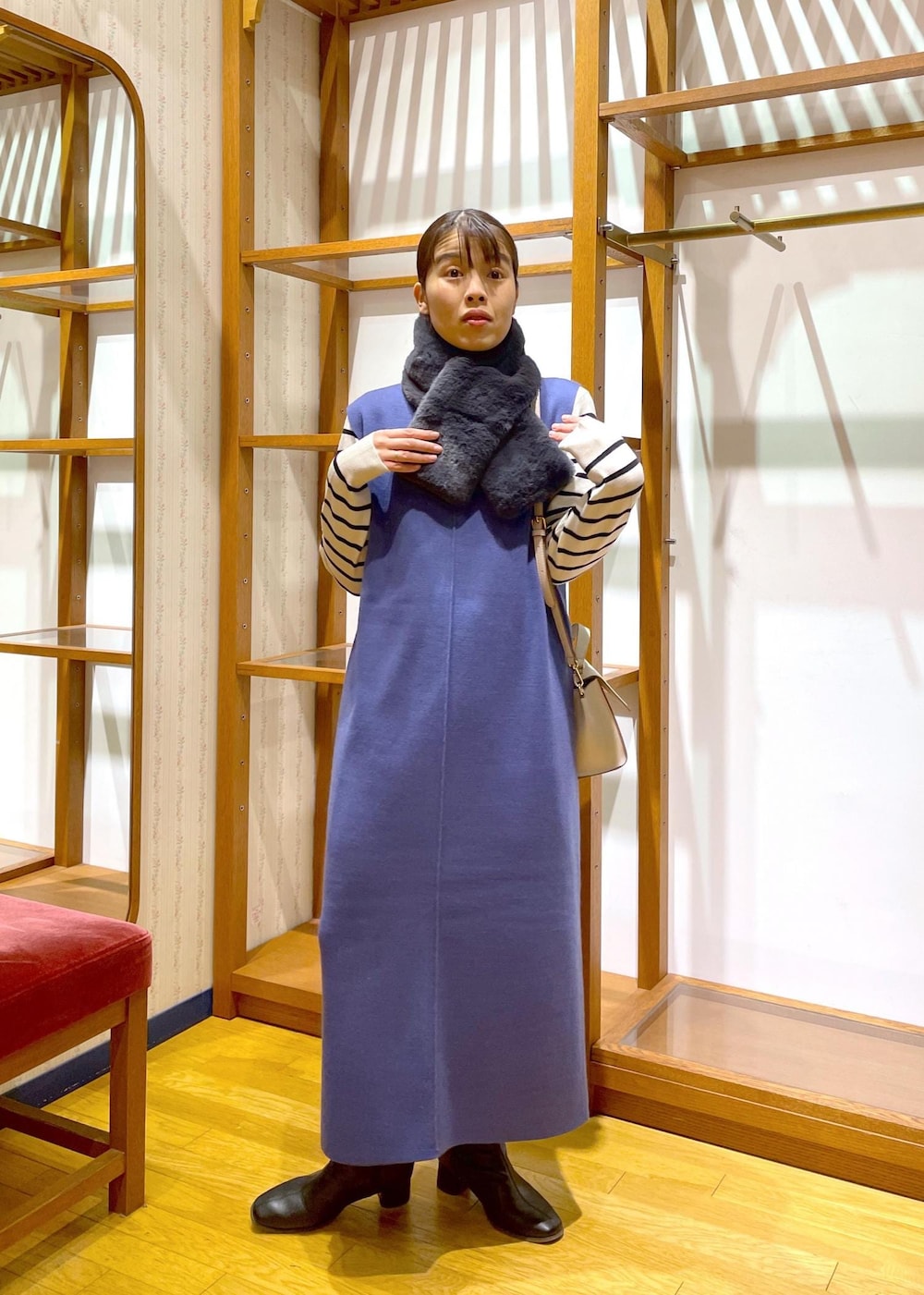 「大人カジュアル、きれいめカジュアル、お出かけコーデ、イベントコーデ、忘年会コーデ、新年会コーデ、年末年始、帰省、帰省コーデ、ジャンスカ、ニットジャンスカ、ジャンパースカート、ショルダーバッグ、きれいめバッグ、ファー」｜「ROPE' PICNICのニットジャンパースカート/洗濯機OK・アンチピリング（ジャンパースカート、ブルー系）」を使った、Yuriさん（レディース・159cm）の冬コーディネートの5枚目の写真
