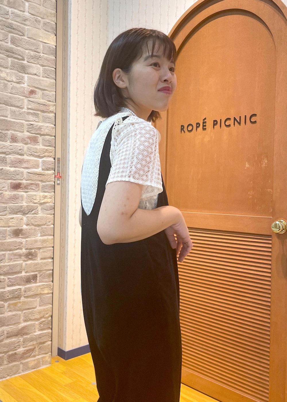 「お呼ばれコーデ、ベロアオールインワン、ベロア、レースブラウス、グリッターカラー、ミュール、ミニバッグ、パールネックレス、レース、オールインワン、夏コーデ、初秋コーデ、デートコーデ、お出かけコーデ、女子会コーデ」｜「ROPE' PICNICのショート丈レースブラウス（シャツ/ブラウス、ホワイト系）」を使った、Yuriさん（レディース・159cm）の夏コーディネートの8枚目の写真
