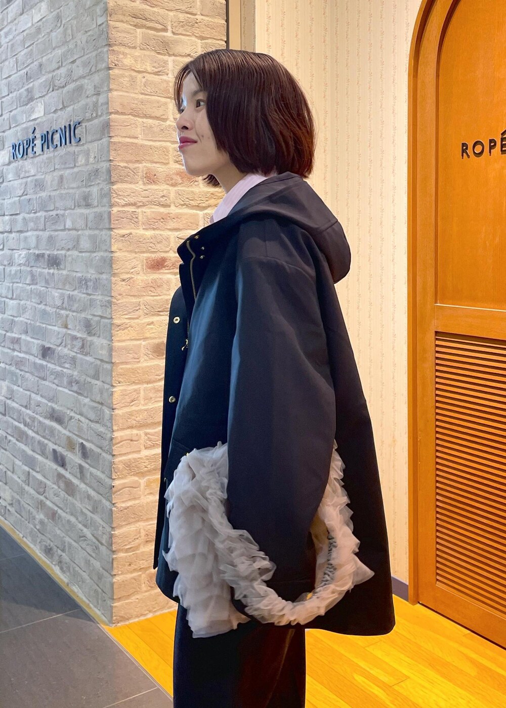 「2BUY10%OFF対象商品、初春コーデ、春コーデ、お仕事コーデ、お出かけコーデ、女子会コーデ、大人カジュアル、レイヤード、パンツスタイル、体型カバー、カジュアルコーデ、きれいめコーデ、ベーシック、ROPÉ PICNIC、ナチュラル」｜「ROPE' PICNICの花粉ガード・防シワ/レギュラーシャツ（シャツ/ブラウス、ピンク系）」を使った、Yuriさん（レディース・159cm）の春コーディネートの7枚目の写真