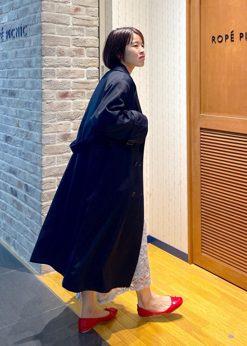 「アウターコーデ、春アウター、ロングコート、きれいめカットソー、レーススカート、アイラインスカート、ロングスカート、フラットシューズ、きれいめカジュアル、きれいめカジュアルコーデ、初春コーデ、春コーデ、お仕事コーデ、デートコーデ、お出かけコーデ」｜「ROPE' PICNICの撥水加工・花粉ガード/トレンチコート（トレンチコート、ブルー系）」を使った、Yuriさん（レディース・159cm）の冬コーディネートの4枚目の写真