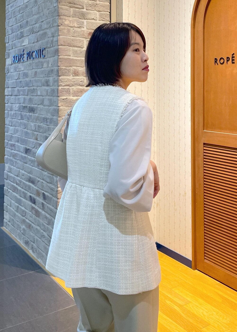 「初春コーデ、春コーデ、セレモニーコーデ、入学式コーデ、入園式コーデ、レイヤード、パンツスタイル、体型カバー、カジュアルコーデ、シンプルコーデ、きれいめコーデ、ベーシック、ROPÉ PICNIC、ナチュラル、イエベ春」｜「ROPE' PICNICのタックインしやすいカットジョーゼットトップス（Tシャツ/カットソー、グレー系）」を使った、Yuriさん（レディース・159cm）の春コーディネートの9枚目の写真