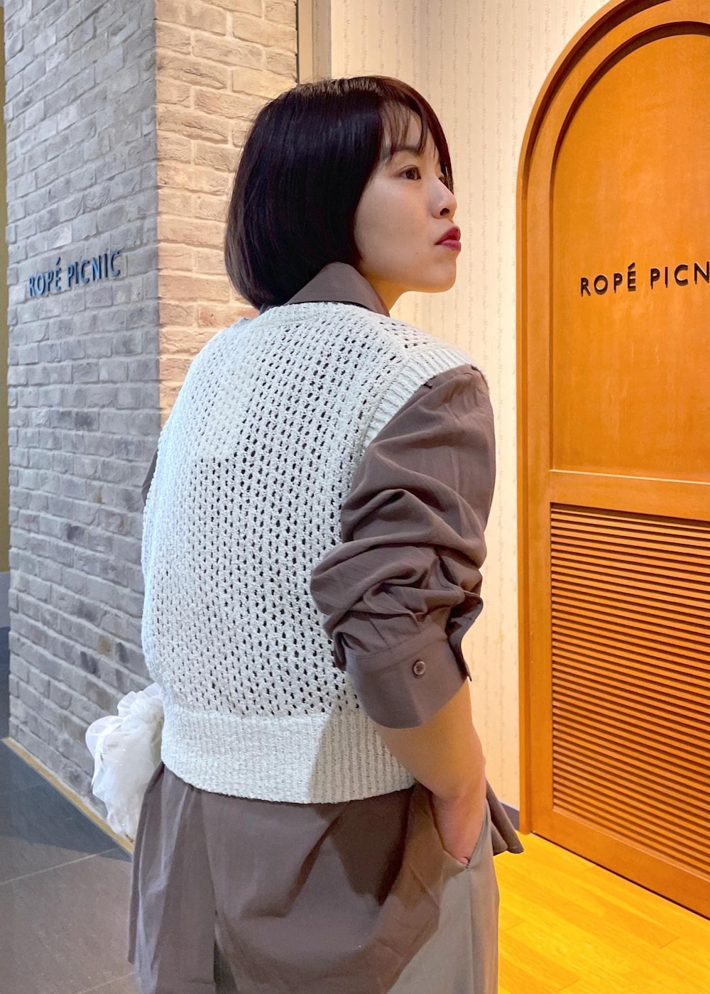 「シャツコーデ、綿ボイルシャツ、ブラウンシャツ、ニットベスト、ラメニットベスト、ワイドパンツ、フラットシューズ、フリルバッグ、チェーンショルダーバッグ、きれいめカジュアル、きれいめカジュアルコーデ、休日コーデ、休日スタイル、春コーデ、お出かけコーデ」｜「ROPE' PICNICの透かし編みラメニットベスト（ベスト、ホワイト系）」を使った、Yuriさん（レディース・159cm）の冬コーディネートの8枚目の写真