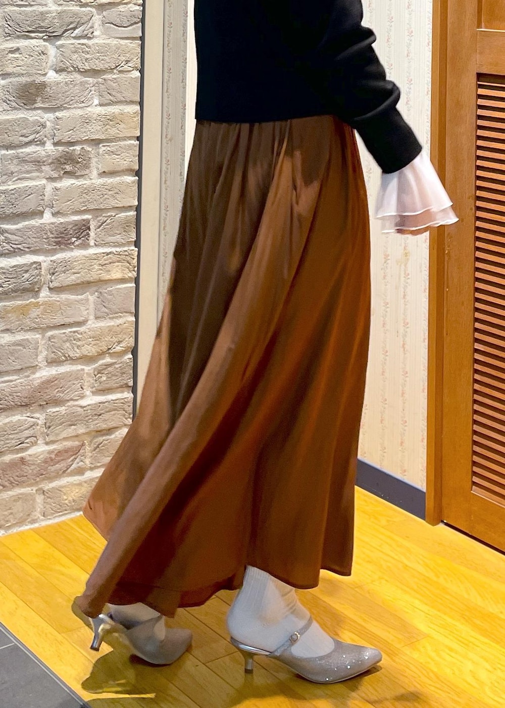 「コンパクト丈、リブニット、チュール、スカーチョ、秋カラー、秋カラーコーデ、ミュール、グリッター、ミニバッグ、休日コーデ、休日スタイル、秋コーデ、デートコーデ、お出かけコーデ、女子会コーデ」｜「ROPE' PICNICの袖ラメシアー＆袖チュールプルオーバー（ニット/セーター、グレー系）」を使った、Yuriさん（レディース・159cm）の秋コーディネートの9枚目の写真