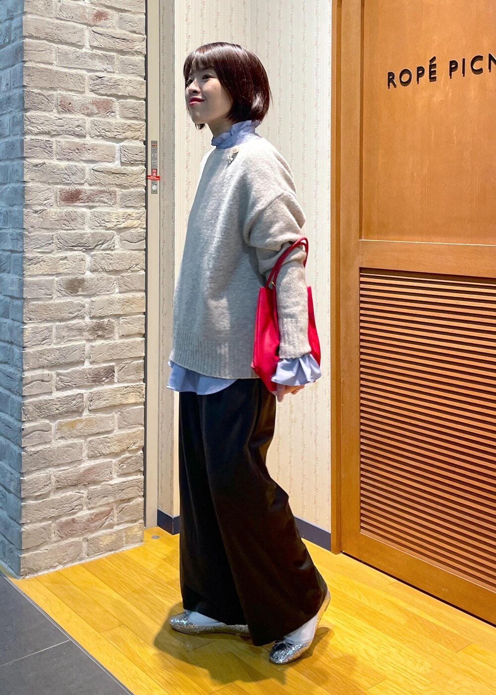 「ニットコーデ、もちふわニット、ボートネックニット、機能性ニット、シャツコーデ、フリルシャツ、ストライプシャツ、ストライプ、ワイドパンツ、イージーワイドパンツ、コーデュロイパンツ、フラットシューズ、ペタンコシューズ、グリッターシューズ、グリッター」|「ROPE' PICNICの【新色追加】洗えるメッシュハンドルミドルトートバッグ(トートバッグ、レッド系)」を使った、Yuriさん(レディース・159cm)の冬コーディネートの2枚目の写真