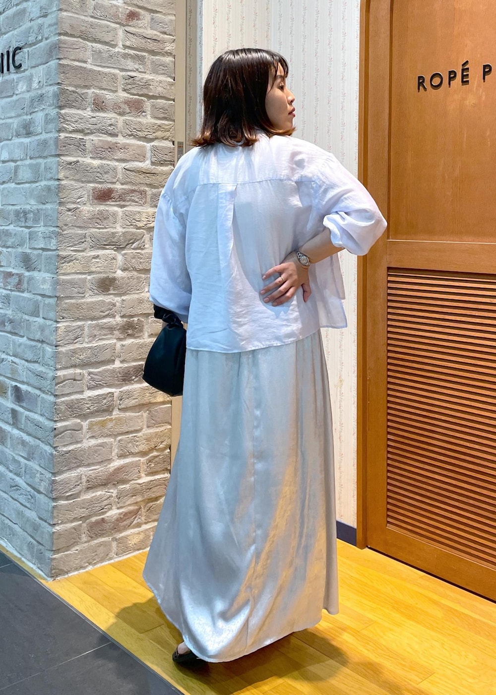 「ブルー、ロング、ライトブルー、フレアスカート、ウエストゴム、ストラップ、ストラップサンダル、フラット、夏コーデ、デートコーデ、お出かけコーデ、旅行コーデ、女子会コーデ、雨の日コーデ、大人カジュアル」|「ROPE' PICNICのスキニーストラップフラットサンダル(サンダル、ブラック系)」を使った、Yuriさん(レディース・159cm)の夏コーディネートの3枚目の写真
