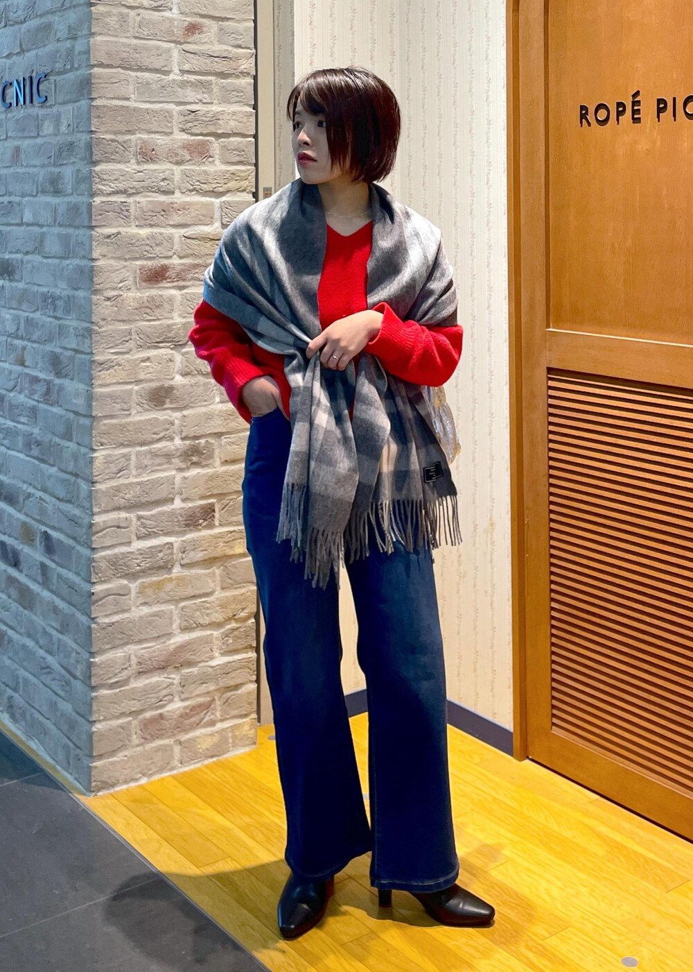 「ニットコーデ、カラーニットコーデ、カラーニット、赤ニット、赤ニットコーデ、もちふわニット、Vネックニット、デニムコーデ、フレアデニム、アンクルブーティ、ワンショルバッグ、シャーリングバッグ、メタリックバッグ、メタリック、ストールコーデ」|「ROPE' PICNICの【WEB限定カラー:ライトグレー】洗濯機OK/もちふわVネックニットプルオーバー(ニット/セーター、レッド系)」を使った、Yuriさん(レディース・159cm)の冬コーディネートの9枚目の写真