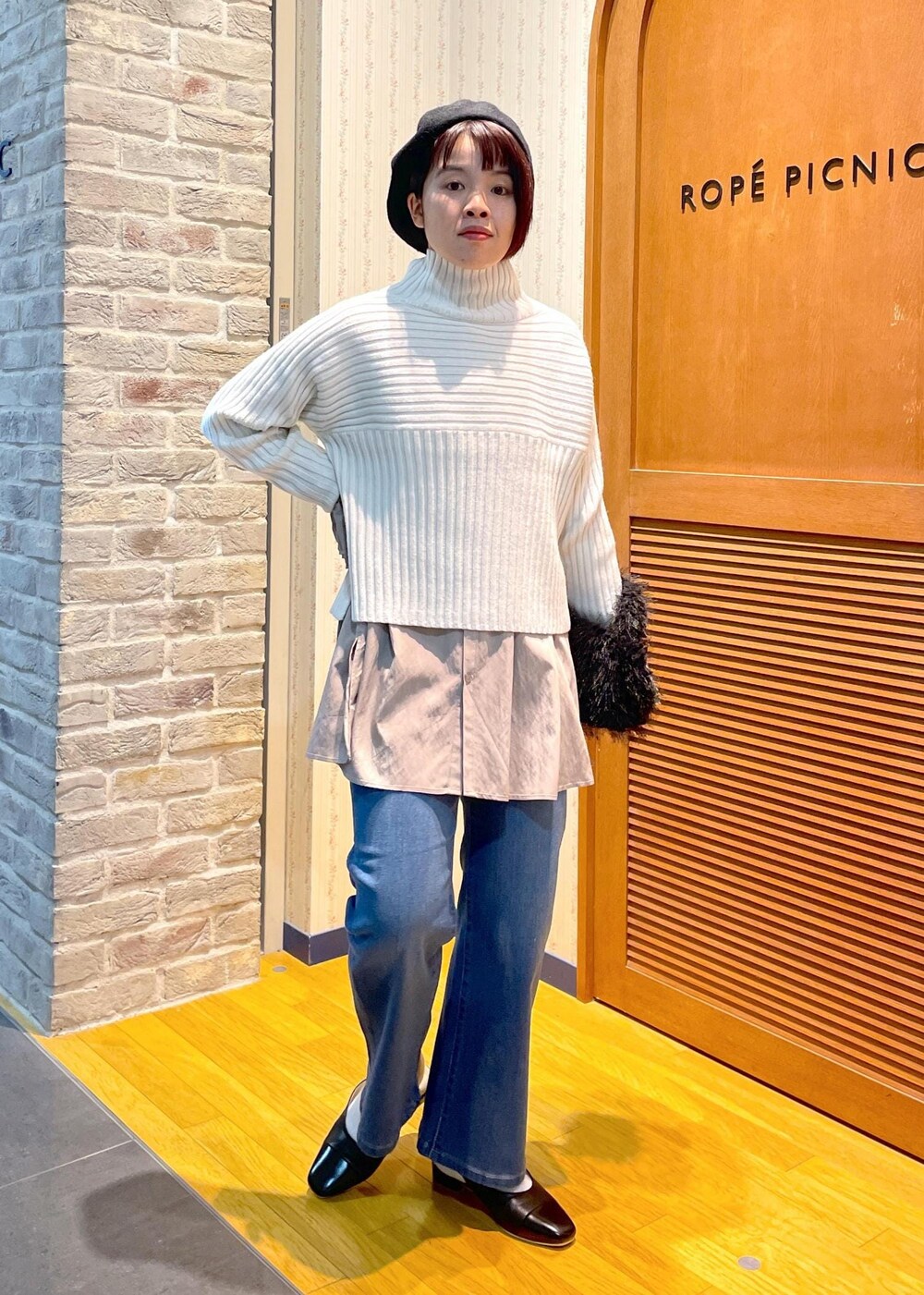「ニットコーデ、リブ切替ニット、リブニット、ハイネックニット、白ニット、フリルブラウス、フリル、ブラウスコーデ、デニムコーデ、フレアデニム、ミュール、ハンドバッグ、ファーバッグ、ファー、ベレー帽」|「ROPE' PICNICの2WAY/フリルブラウス(シャツ/ブラウス、ブラウン系)」を使った、Yuriさん(レディース・159cm)の秋コーディネートの10枚目の写真