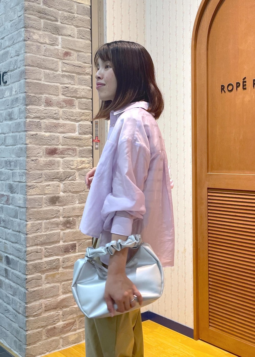 「シアー、シアーシャツ、サマーニット、接触冷感、テーパードパンツ、ハイウエスト、ピンク、シャツ、プルオーバー、クルーネック、ボーダー、センタープレス、フラット、ペタンコ、夏コーデ」|「ROPE' PICNICのスキニーストラップフラットサンダル(サンダル、ブラック系)」を使った、Yuriさん(レディース・159cm)の夏コーディネートの5枚目の写真