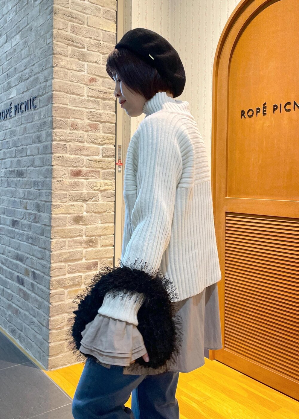 「ニットコーデ、リブ切替ニット、リブニット、ハイネックニット、白ニット、フリルブラウス、フリル、ブラウスコーデ、デニムコーデ、フレアデニム、ミュール、ハンドバッグ、ファーバッグ、ファー、ベレー帽」|「ROPE' PICNICの2WAY/フリルブラウス(シャツ/ブラウス、ブラウン系)」を使った、Yuriさん(レディース・159cm)の秋コーディネートの6枚目の写真