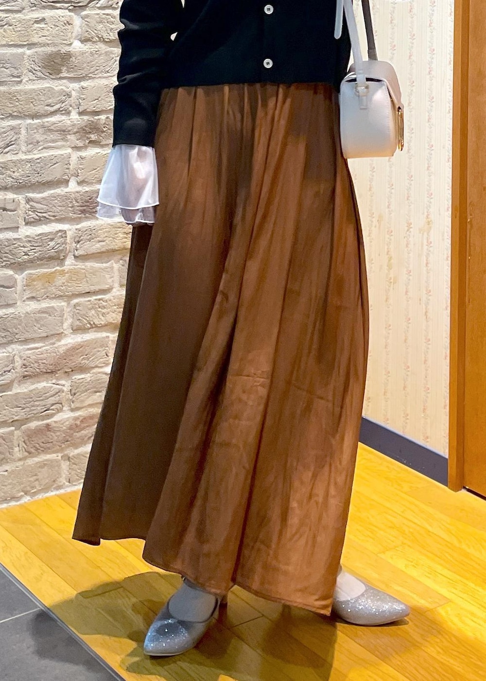 「コンパクト丈、リブニット、チュール、スカーチョ、秋カラー、秋カラーコーデ、ミュール、グリッター、ミニバッグ、休日コーデ、休日スタイル、秋コーデ、デートコーデ、お出かけコーデ、女子会コーデ」｜「ROPE' PICNICの袖ラメシアー＆袖チュールプルオーバー（ニット/セーター、グレー系）」を使った、Yuriさん（レディース・159cm）の秋コーディネートの8枚目の写真