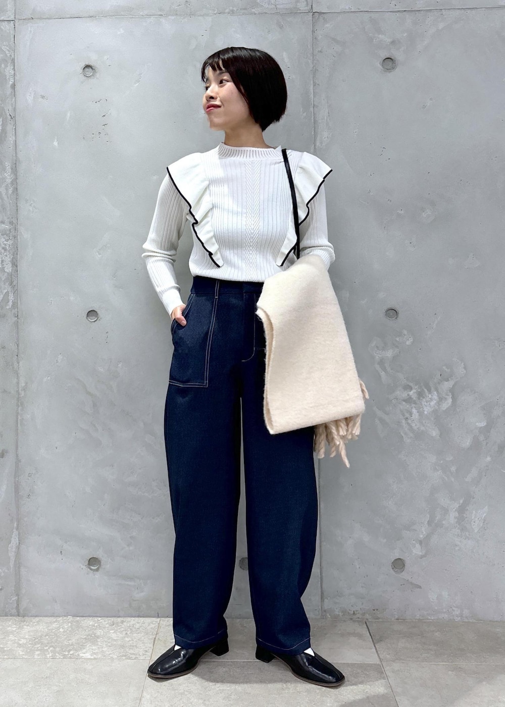 「ニットコーデ、フリルニット、ベイカーパンツ、コクーンパンツ、バブーシュ、ミニバッグ、ショルダーバッグ、マフラー、マフラーコーデ、休日スタイル、休日コーデ、秋コーデ、初冬コーデ、デートコーデ、お出かけコーデ」｜「ROPE' PICNICのランダムリブフリルニット配色プルオーバー/洗濯機OK（ニット/セーター、ホワイト系）」を使った、Yuriさん（レディース・159cm）の秋コーディネートの10枚目の写真
