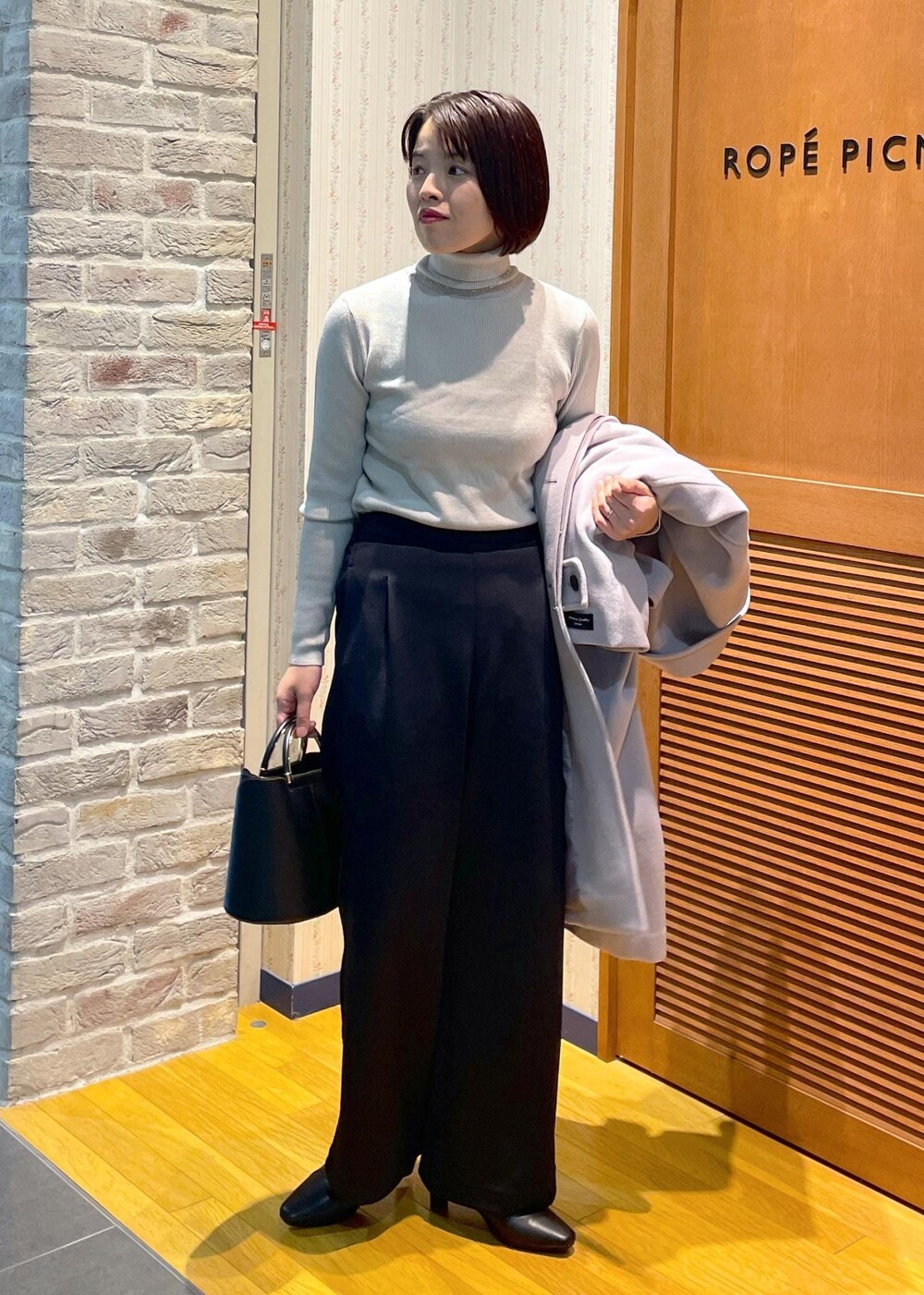 「アウターコーデ、ロングアウター、ロングコート、冬アウター、ウールコート、スタンドカラーコート、タートルネック、タートルネックニット、リブニット、リブニットコーデ、裏起毛パンツ、ワイドパンツ、ワイドパンツコーデ、アンクルブーティー、ハンドバッグ」|「ROPE' PICNICのリブタートルネックニットプルオーバー/アンチピリング・帯電防止(ニット/セーター、グレー系)」を使った、Yuriさん(レディース・159cm)の冬コーディネートの7枚目の写真