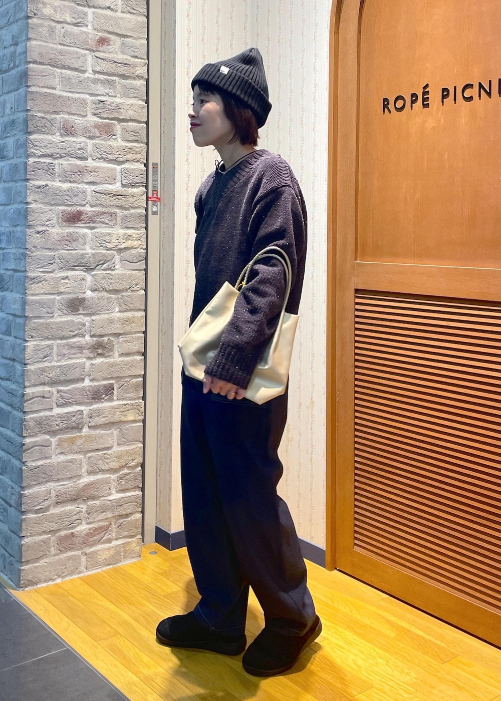「ニットコーデ、ラメニット、ラメニットコーデ、モールニット、モールニットコーデ、Vネックニット、Vネックニットコーデ、ベイカーパンツ、コクーンパンツ、ハンドバッグ、メタリックバッグ、メタリック、モックシューズ、キルティングシューズ、キルティング」｜「ROPE' PICNICの【新色追加】洗えるメッシュハンドルミドルトートバッグ（トートバッグ、ゴールド系）」を使った、Yuriさん（レディース・159cm）の冬コーディネートの2枚目の写真