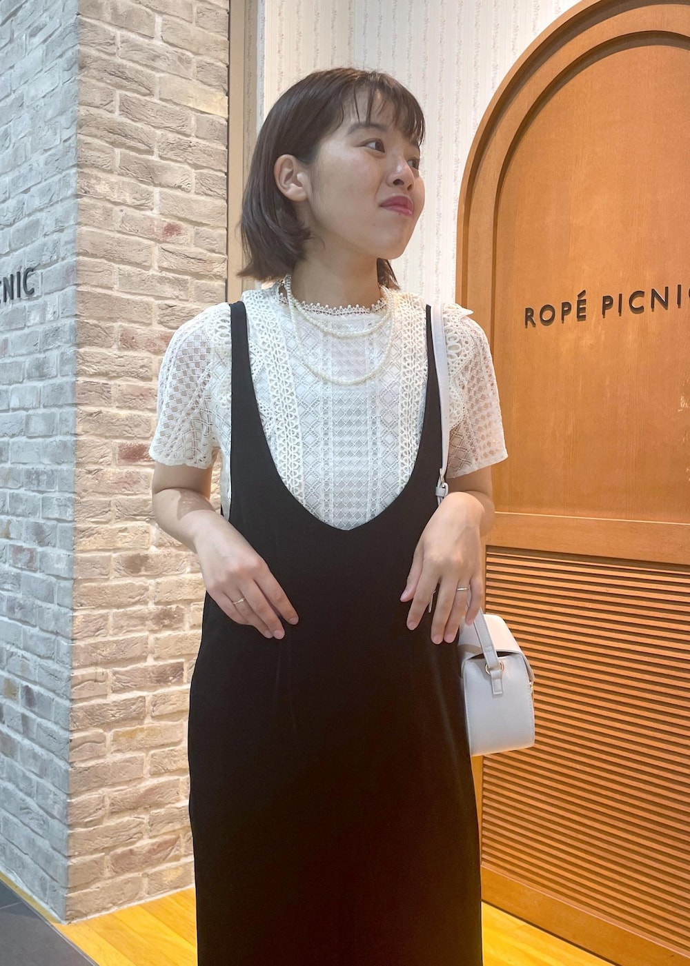 「お呼ばれコーデ、ベロアオールインワン、ベロア、レースブラウス、グリッターカラー、ミュール、ミニバッグ、パールネックレス、レース、オールインワン、夏コーデ、初秋コーデ、デートコーデ、お出かけコーデ、女子会コーデ」｜「ROPE' PICNICのショート丈レースブラウス（シャツ/ブラウス、ホワイト系）」を使った、Yuriさん（レディース・159cm）の夏コーディネートの6枚目の写真