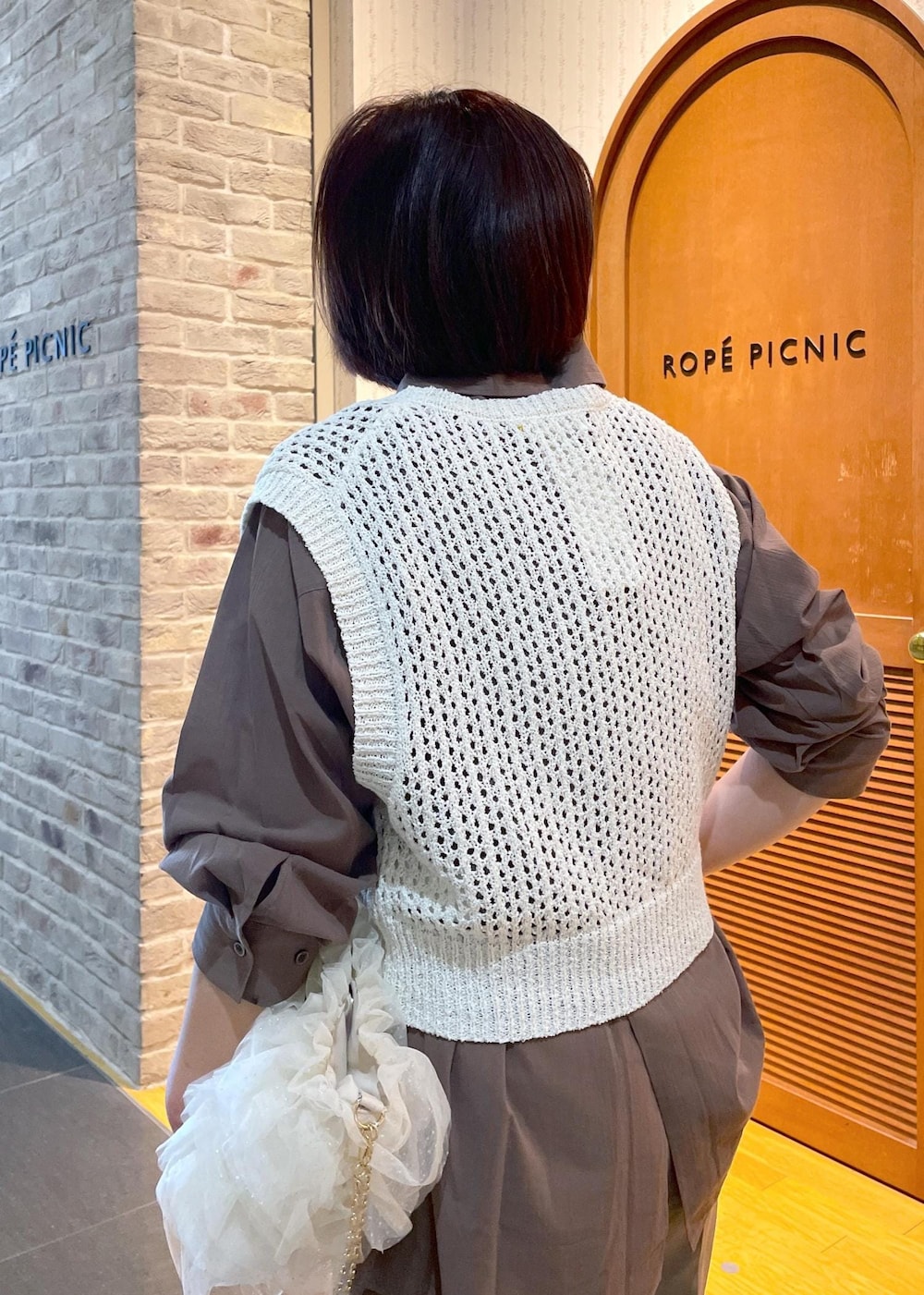 「シャツコーデ、綿ボイルシャツ、ブラウンシャツ、ニットベスト、ラメニットベスト、ワイドパンツ、フラットシューズ、フリルバッグ、チェーンショルダーバッグ、きれいめカジュアル、きれいめカジュアルコーデ、休日コーデ、休日スタイル、春コーデ、お出かけコーデ」｜「ROPE' PICNICの透かし編みラメニットベスト（ベスト、ホワイト系）」を使った、Yuriさん（レディース・159cm）の冬コーディネートの7枚目の写真