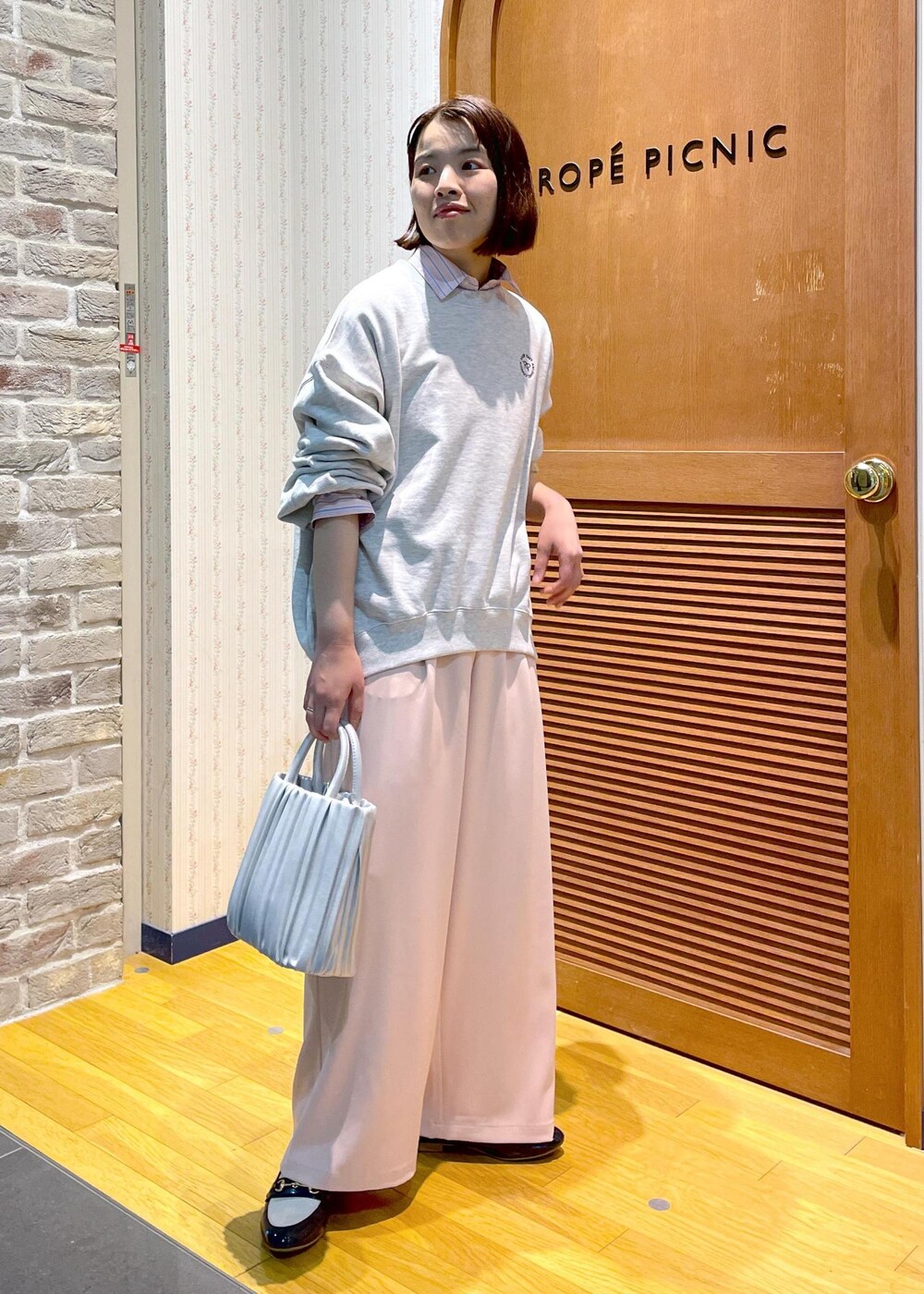 ピンク系のシャツ/ブラウス、ピンク系のその他パンツ、グレー系のスウェットを着用したレディースの冬コーディネートの4枚目の写真