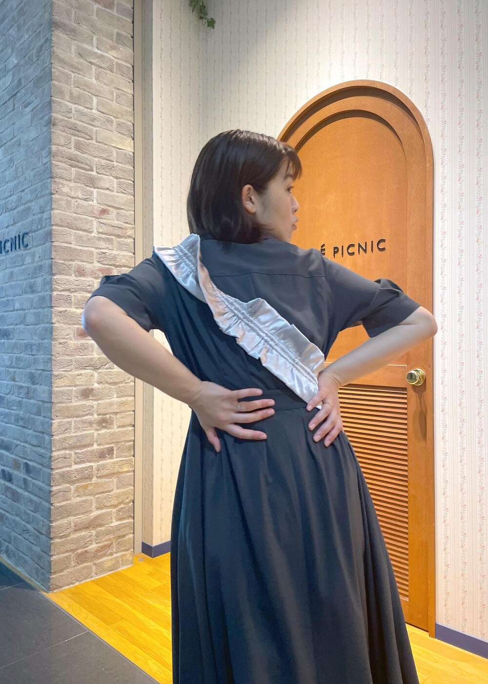 「休日スタイル、休日コーデ、デニムコーデ、カラーデニム、フレアデニム、ワンピースコーデ、夏コーデ、初秋コーデ、お出かけコーデ、旅行コーデ、推し活コーデ、大人カジュアル、レイヤード、体型カバー、カジュアルコーデ」｜「ROPE' PICNICのシャーリングフリルショルダーバッグ（ショルダーバッグ、グレー系）」を使った、Yuriさん（レディース・159cm）の夏コーディネートの8枚目の写真
