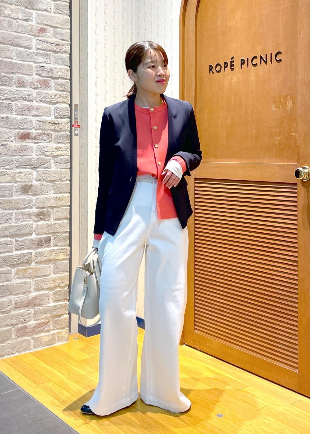 「きれいめカジュアル、大人カジュアル、通勤、通勤コーデ、お出かけ、お出かけコーデ、春コーデ、24ssデニム、ジャケットスタイル、ノーカラージャケット、ノーカラー、カラーニット、カーディガン、春カラー、シアーカットソー」｜「ROPE' PICNICの【一部店舗限定34-42サイズ】360°ウルトラストレッチ/ノーラペルジャケット（テーラードジャケット、ブルー系）」を使った、Yuriさん（レディース・159cm）の冬コーディネートの5枚目の写真