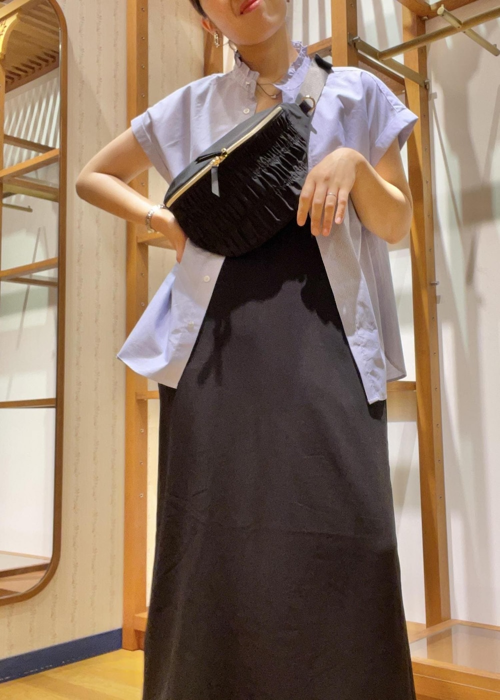 「カジュアル、スポーティー、アクティブ、フェス、フェスコーデ、BBQ、BBQコーデ、夏祭り、シャツ、シャツコーデ、ストライプシャツ、ストライプ、キャミワンピース、キャミワンピ、スニーカーコーデ」｜「ROPE' PICNICのカップ付きインナーキャミソール（キャミソール、ブラック系）」を使った、Yuriさん（レディース・159cm）の夏コーディネートの3枚目の写真