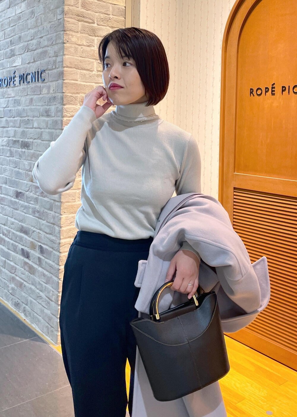 「アウターコーデ、ロングアウター、ロングコート、冬アウター、ウールコート、スタンドカラーコート、タートルネック、タートルネックニット、リブニット、リブニットコーデ、裏起毛パンツ、ワイドパンツ、ワイドパンツコーデ、アンクルブーティー、ハンドバッグ」|「ROPE' PICNICのリブタートルネックニットプルオーバー/アンチピリング・帯電防止(ニット/セーター、グレー系)」を使った、Yuriさん(レディース・159cm)の冬コーディネートの10枚目の写真
