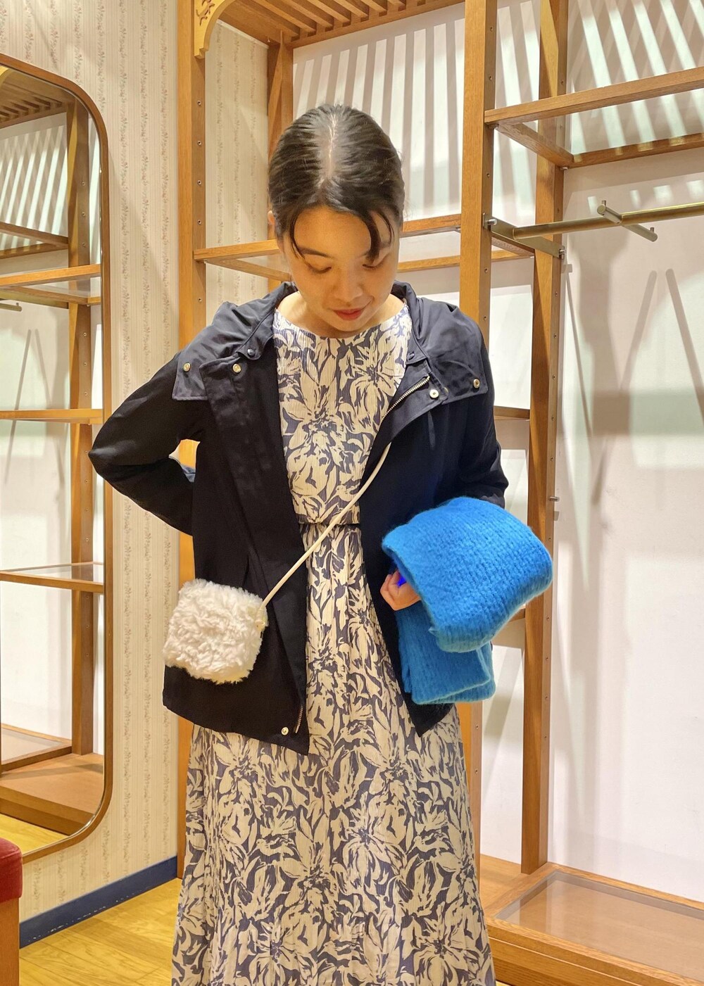 「大人カジュアル、秋コーデ、アクティブ、お出かけコーデ、休日スタイル、ワンピース、花柄ワンピース、花柄、デニム、デニムコーデ、レイヤードスタイル、マウンテンパーカー、マンパコーデ、ブーツ、ショルダーバッグ」｜「ROPE' PICNICの花粉ガード/ライナー付きメモリーツイルマウンテンパーカー（マウンテンパーカー、ブルー系）」を使った、Yuriさん（レディース・159cm）の秋コーディネートの4枚目の写真